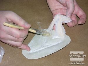 לחיצה להגדלת תמונה מוציאים את צלקת הסיליקון Skin Tite מתבנית הפוליאוריתן Shell Shock.