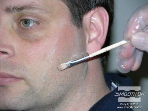 לחיצה להגדלת תמונה מערבבים מעט סיליקון Skin Tite ומורחים על פני המודל.