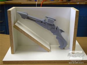 לחיצה להגדלת תמונה בתמונה: חתך צד של התבנית המראה איך לוח הדמה ממוקם בתוך קופסת התבנית.