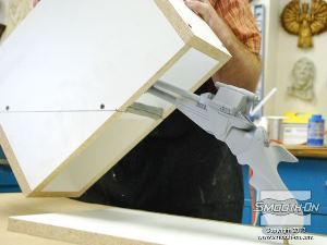 לחיצה להגדלת תמונה מכניסים בזהירות המודל אל תוך קופסת התבנית.