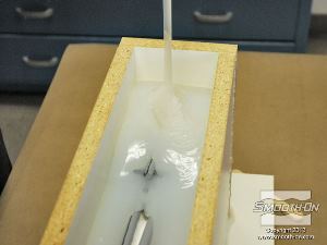 לחיצה להגדלת תמונה סיליקון ליציקה Mold Max 15T זורם על האקדח ומכסה אותו.