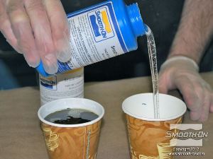 לחיצה להגדלת תמונה מודדים את חלקי הבסיס והמקשה ביחס ערבוב 1A:1B (לפי נפח), של פוליאוריתן קשיח מהיר ליציקה Smooth-Cast 320.