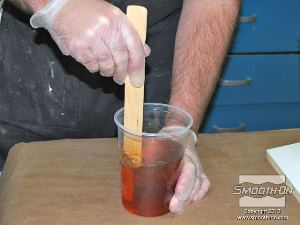 לחיצה להגדלת תמונה מערבבים ביסודיות את הפוליאוריטן ליציקה .