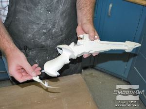 לחיצה להגדלת תמונה חותכים את הפלאשים מקצוות היציקה.