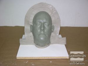 לחיצה להגדלת תמונה מכינים קיר מחימר על הפסל כך שיתחלק לשני חלקים.