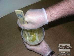 לחיצה להגדלת תמונה מודדים ומערבבים מנה נוספת של פוליאורתן קשיח למריחה Shell Shock.