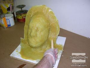 לחיצה להגדלת תמונה מורחים את שכבת ה פוליאוריטן קשיח מחוזק סיבים Plasti-Paste על גבי השכבה הראשונה.