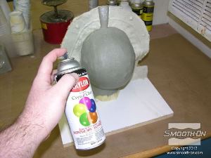 לחיצה להגדלת תמונה מרססים על הפסל ועל קיר החימר חומר אטימה אקרילי שקוף ומניחים לו להתייבש.