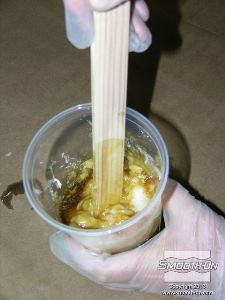 לחיצה להגדלת תמונה מערבבים ביסודיות את הפוליאוריתן Plasti-Paste במשך 2 דקות.