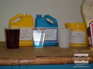 לחיצה להגדלת תמונה מודדים ומערבבים את הפוליאוריתן ליציקה Smooth-Cast 320 ביחס ערבוב 1A:1B לפי נפח, ביחד עם מנה אחת של תוסף Ure-Fil 3.