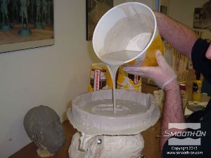 לחיצה להגדלת תמונה יוצקים את הפוליאורטן Smooth-Cast 320 אל התבנית וממלאים את האזור קיר החימר בחומר.