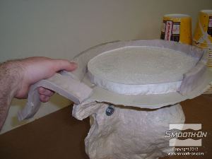 לחיצה להגדלת תמונה לאחר שהליבה התמצקה לחלוטין מסירים את סכר החימר.