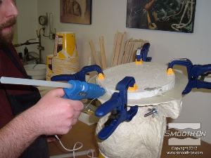 לחיצה להגדלת תמונה מחזיקים את הליבה (Core) במקום בעזרת מלחציים. אוטמים בדבק חם כל מרווח בין הליבה לתבנית החיצונית.