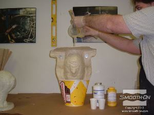 לחיצה להגדלת תמונה מודדים פוליאוריתן מוקצף FlexFoam-iT! III ביחס ערבוב 1A:2B לפי נפח, מערבבים, ושופכים אל חלל התבנית.