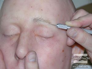 לחיצה להגדלת תמונה מכינים גבות על יציקת הסיליקון.