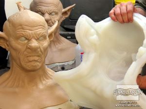 לחיצה להגדלת תמונה לאחר ההתמצקות מוציאים את היציקה מהתבנית.