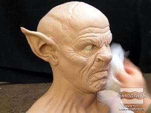 לחיצה להגדלת תמונה מנקים את המסכה בעזרת ממס כדי להסיר את חומר ההפרדה.