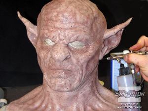 לחיצה להגדלת תמונה צובעים את המסיכה בעזרת מברשת אוויר ויוצרים עליה 