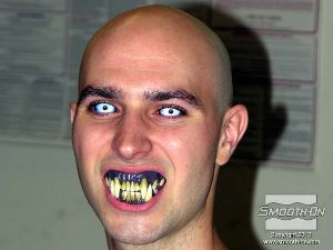 לחיצה להגדלת תמונה שמים למודל עדשות מתאימות ושיניים מזוייפות.