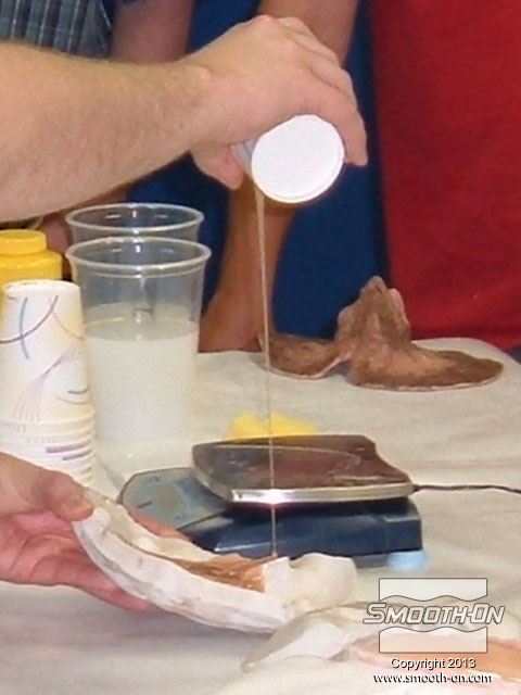 שופכים סיליקון ליציקה Ecoflex 00-30 (ששהה בתא ואקום) אל תבנית שני חצאים העשוייה מגבס מחוזק בפולימר DuoMatrix NEO. על התבנית מרוחה שכבת סבון כלים להפרדה.