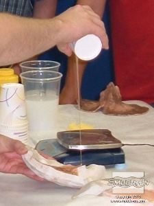 לחיצה להגדלת תמונה שופכים סיליקון ליציקה Ecoflex 00-30 (ששהה בתא ואקום) אל תבנית שני חצאים העשוייה מגבס מחוזק בפולימר DuoMatrix NEO. על התבנית מרוחה שכבת סבון כלים להפרדה.