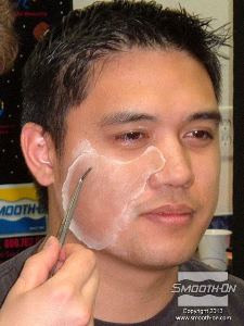 לחיצה להגדלת תמונה מחזיקים את הפרופ במקומו עד שה דבק סיליקון לגוף Skin Tite מתמצק.