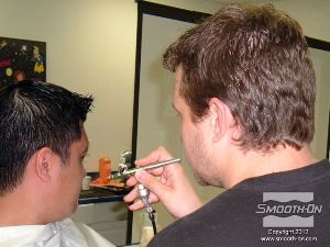 לחיצה להגדלת תמונה צובעים ומאפרים את הפרופ בעזרת אייר-בראש.