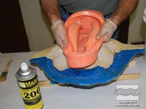 לחיצה להגדלת תמונה הופכים את התבנית (פנים החוצה) כדי להקל מאוד על ריסוס חומר ההפרדה.