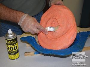 לחיצה להגדלת תמונה מכיוון שקשקשי הנחש מהווים פרטים קטנים מאוד, במקרה זה יש למרוח את חומר ההפרדה בעזרת מברשת אל כל החריצים הקטנים של הקשקשים.