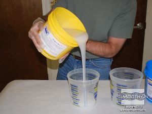 לחיצה להגדלת תמונה שופכים את הבסיס של סיליקון דמוי גוף Dragon Skin למיכל מדידה שקוף.