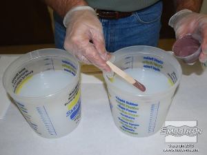 לחיצה להגדלת תמונה מוסיפים כמות קטנה של פיגמנט לסיליקון לחלק המקשה, כדי לתת ליציקה צבע בסיס (ב'ז).