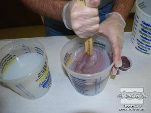 לחיצה להגדלת תמונה מערבבים את הפיגמנט עם המקשה.