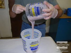 לחיצה להגדלת תמונה מוסיפים למיכל הערבוב גם את המקשה הצבוע של הסיליקון.