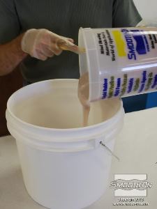 לחיצה להגדלת תמונה שופכים את החומר אל דלי 20 ליטר בשביל לייצר ערבוב כפול והוצאת אוויר.