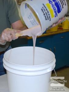 לחיצה להגדלת תמונה מוודאים שמגרדים את כל החומר מתחתית ודפנות המיכל ומערבבים ביסודיות שוב.