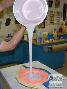 לחיצה להגדלת תמונה שופכים את הסיליקון ליציקה Dragon Skin אל תוך התבנית בזרם חלש, כדי לצמצם לכידה של בועות אוויר.