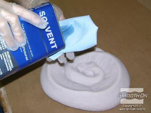 לחיצה להגדלת תמונה מסירים עודף חומר הפרדה מהיציקה בעזרת ממס.