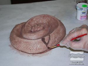 לחיצה להגדלת תמונה מכינים כמות קטנה נוספת של  Psycho Paint חום, אך הפעם מוסיפים מעט פיגמנט לסיליקון SilcPig שחור. במנה זו משתמשים במעט מאוד מדלל. מציירים במברשת את הפסים הכהים של הנחש.