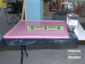 לחיצה להגדלת תמונה מסדרים את ה תבנית סיליקון  על שולחן שעליו יריעת פלסטיק חד-פעמית.