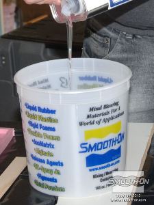 לחיצה להגדלת תמונה מודדים כמות שווה של מקשה SMASH ומערבבים ביחד עם הבסיס.