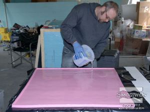 לחיצה להגדלת תמונה שופכים את שרף פוליאוריטן SMASH לאחת מפינות התבנית ומניחים לו להתפלס בעצמו.