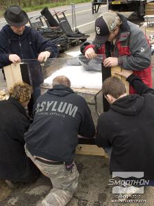 לחיצה להגדלת תמונה שמים את הלוח בתוך מסגרת לנשיאה ומעבירים אותו לסט הצילום.