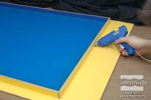 לחיצה להגדלת תמונה שמים דבק חם בבסיס רצועות האקריליק במסגרת כדי למנוע נזילה של שרף.