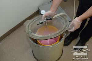 לחיצה להגדלת תמונה שמים את ה סיליקון ליציקה Mold Max 30 בתא ואקום למשך 2-3 דקות.