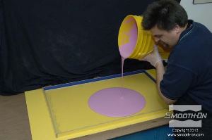 לחיצה להגדלת תמונה שופכים את הסיליקון ליציקה Mold Max 30 על מרכז לוח האקריליק.