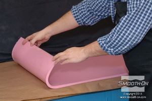 לחיצה להגדלת תמונה מניחים את ה תבנית סיליקון Mold Max 30 על גבי הנייר.