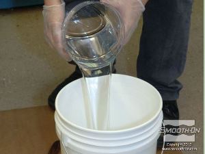 לחיצה להגדלת תמונה שופכים גם את המקשה של הפוליאוריתן SMASH אל מיכל הערבוב.