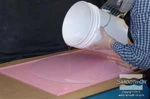 לחיצה להגדלת תמונה יוצקים את הפוליאוריתן SMASH אל מרכז תבנית הסיליקון Mold Max.