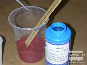 לחיצה להגדלת תמונה מכינים מנה נוספת (גדולה יותר) של סיליקון  Dragon Skin® Fast  מעובב עם פיגמנט Silc-Pig BLOOD ומספר טיפות של מעבה Thi-Vex.