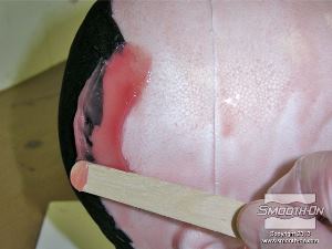 לחיצה להגדלת תמונה מורחים חלק מהסיליקון לאורך קצוות הבד.